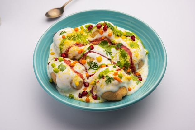 Dahi vada ou bhalla é um tipo de chaat originário da Índia e popular em todo o sul da Ásia.