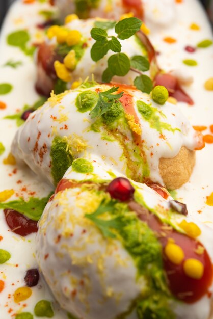 Dahi vada ou bhalla é um tipo de chaat originário da Índia e popular em todo o sul da Ásia.