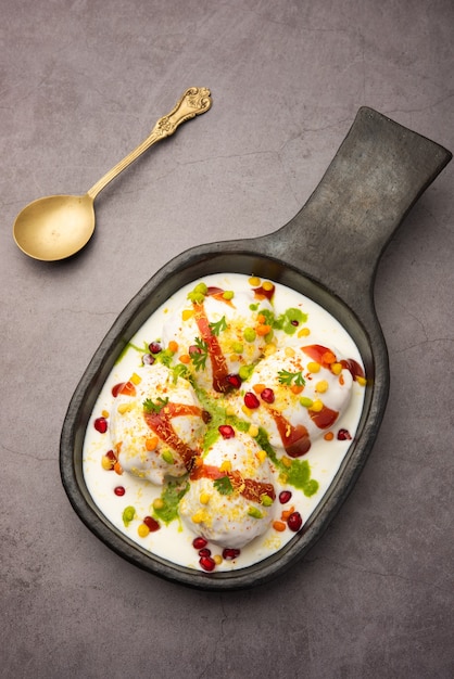 Dahi vada ou bhalla é um tipo de chaat originário da Índia e popular em todo o sul da Ásia.