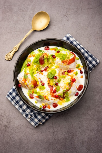 Dahi vada ou bhalla é um tipo de chaat originário da Índia e popular em todo o sul da Ásia.