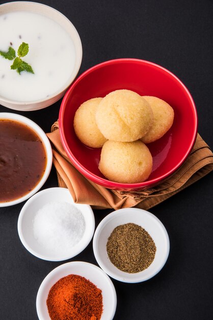 Dahi Vada ou Dahi Bhalla também conhecido como Curd Vadai no sul da Índia, popular em toda a Índia. Preparado por imersão de vadas de lentilha em dahi ou iogurte espesso, coberto com chutney picante e doce