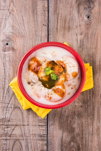 Dahi Vada ou Dahi Bhalla também conhecido como Curd Vadai no sul da Índia, popular em toda a Índia. Preparado por imersão de vadas de lentilha em dahi ou iogurte espesso, coberto com chutney picante e doce