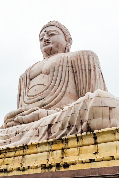 Daibutsu, a grande estátua de buddha na meditação posenear o templo de mahabodhi.