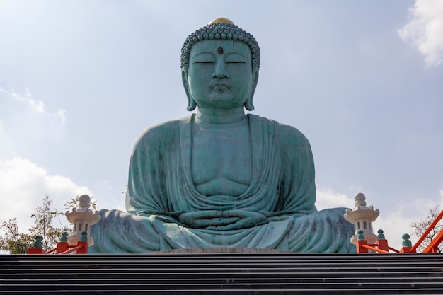 Daibutsu-Buddha-Statue im Tempel Wat Phra That Doi Phra Chan, Lampang Thailand. Januar 2023