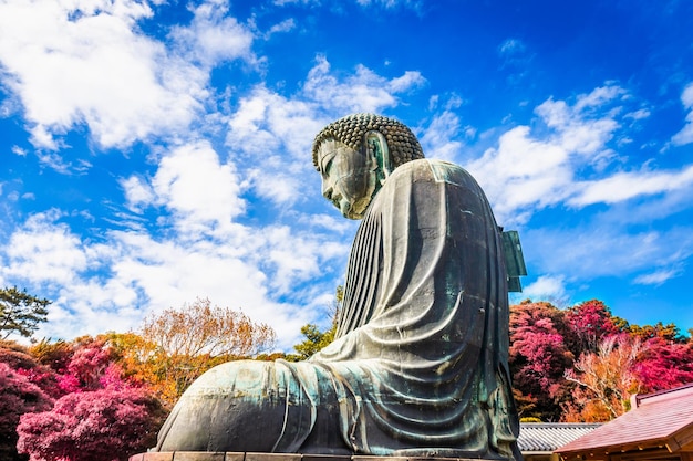 Daibutsu o Gran Buda de Kamakura en el Templo Kotokuin en la Prefectura de Kanagawa Japón con hojas que cambian de color Es un punto de referencia importante y un destino popular para turistas y peregrinos