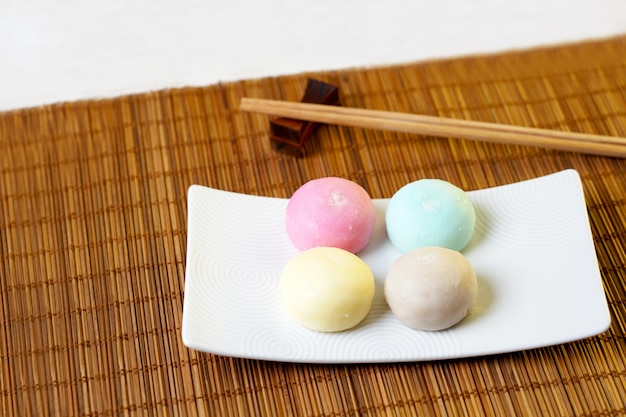 Daifuku mochi es un dulce japonés que consiste en un pequeño mochi redondo relleno de dulce relleno