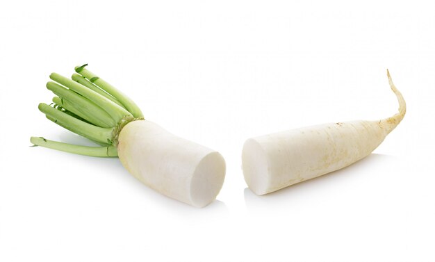 Daikon Radieschen auf Weiß isoliert