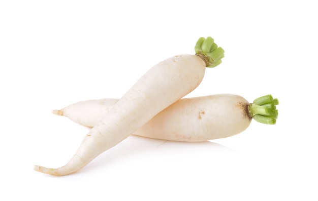 Daikon Radieschen isoliert auf weißem Hintergrund