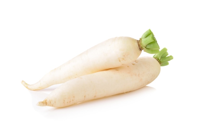 Daikon Radieschen isoliert auf weißem Hintergrund