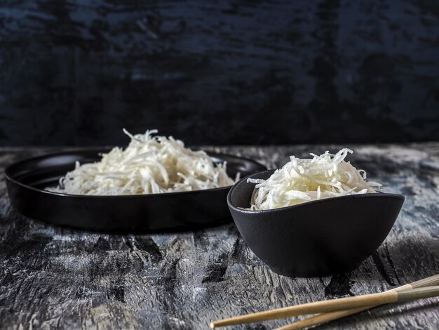 Daikon ralado em duas placas de cerâmica e pauzinhos