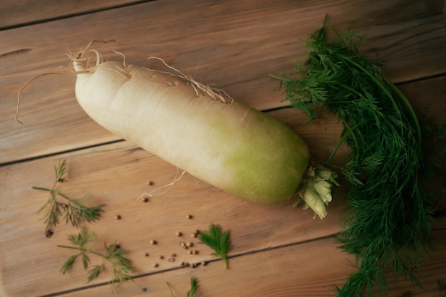 daikon en una tabla de madera