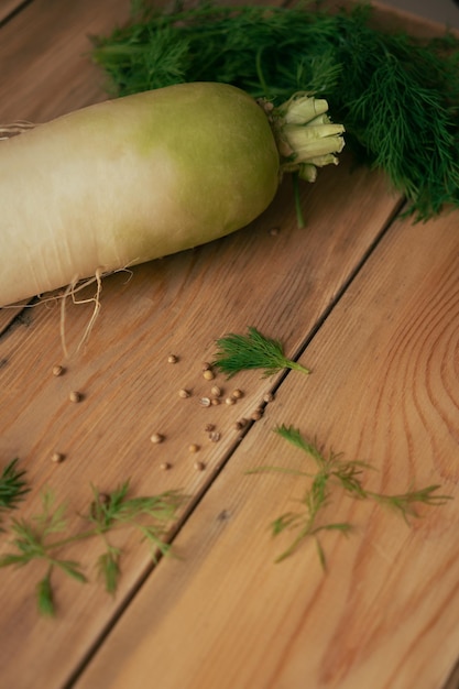 daikon en una tabla de madera