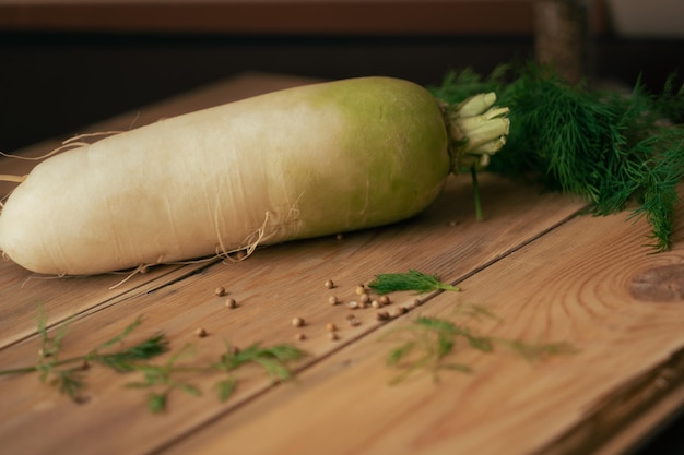 daikon en una tabla de madera