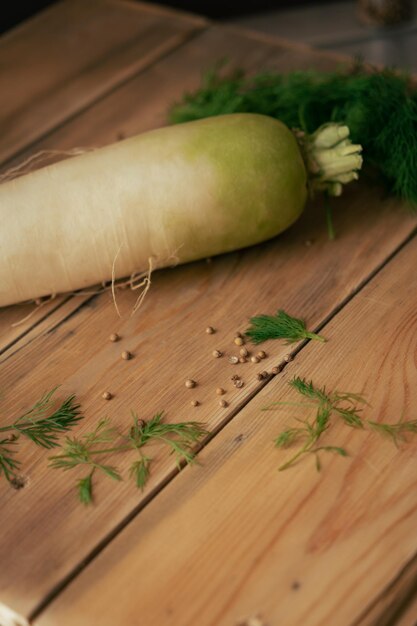 daikon en una tabla de madera