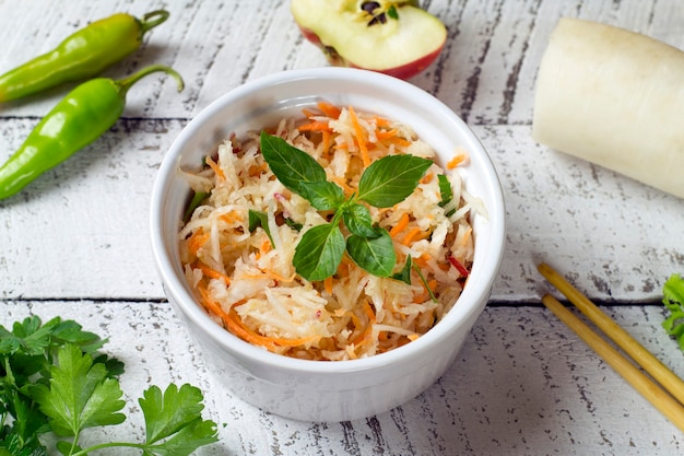 Daikon weißer Rettichsalat mit Karotten und Äpfeln. Gesundes Essen