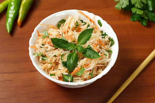 Daikon weißer Rettichsalat mit Karotten und Äpfeln. Gesundes Essen