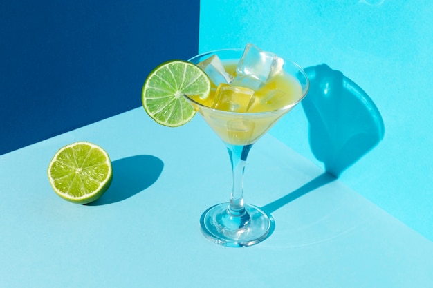 Foto daiquiri-getränk mit hohem winkel der limettenscheibe