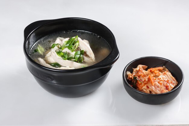 Dak Gomtang es una olla de pollo coreana instantánea o una sopa de pollo coreana servida en ttukbaegi.