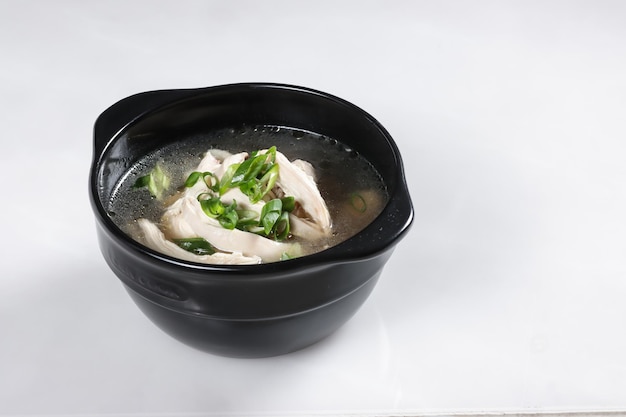 Dak Gomtang ist ein koreanischer Instant Pot Chicken Pot oder eine koreanische Hühnersuppe, die in Ttukbaegi serviert wird.