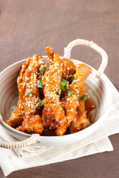 Dakbal ou maeun dakbal é pés de frango picante, estilo de comida coreana servido com sementes de gergelim e kimchi.
