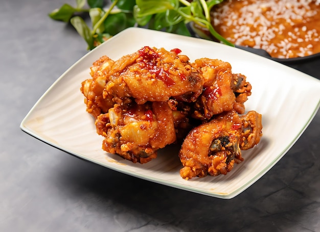 Dakgangjeong es un plato de pollo crujiente frito con glaseado fotografía de comida