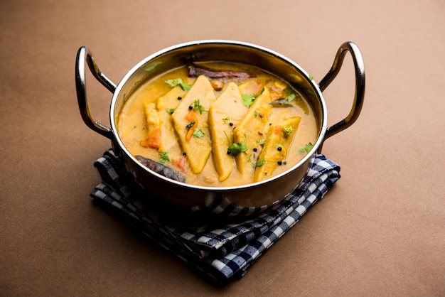 Dal Dhokli, Varan Phal o Chakolya es un plato gujarati, rajasthani y maharashtrian elaborado con tortas de harina de trigo en forma de diamante hervidas en un dal. Es una comida fácil en una olla. servido en un bol.