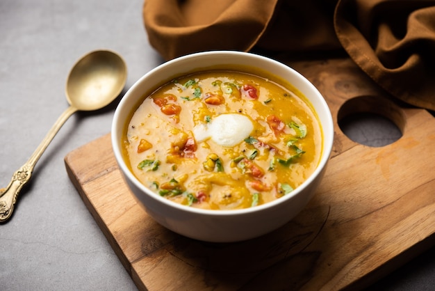 Dal Frittieren mit Desi Ghee oder geklärter Butter. Das beliebteste Rezept für gesunde Hauptgerichte auf dem indischen Subkontinent