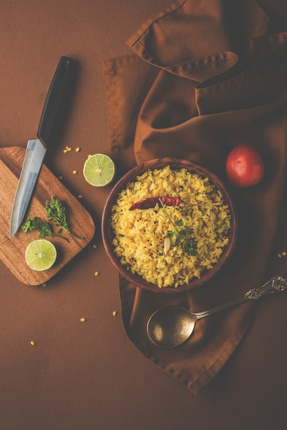 Dal khichadi o Khichdi es una sabrosa receta india de una olla servida en un tazón sobre un fondo cambiante