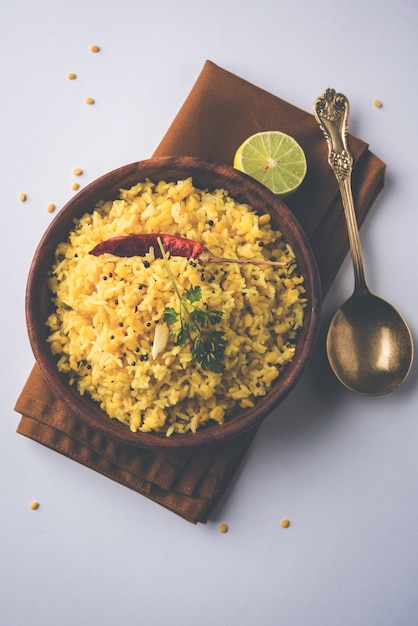 Dal Khichadi oder Khichdi ist ein leckeres indisches Eintopfrezept, das in einer Schüssel mit stimmungsvollem Hintergrund serviert wird