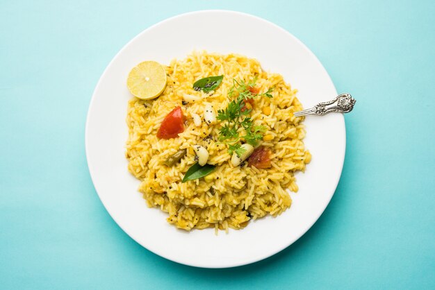 Dal Khichadi oder Khichdi Leckeres indisches Rezept, das in einer Schüssel mit stimmungsvollem Hintergrund serviert wird, besteht aus Toovar Dal und Reis, kombiniert mit ganzen Gewürzen, Zwiebeln, Knoblauch und Tomaten usw. Selektiver Fokus