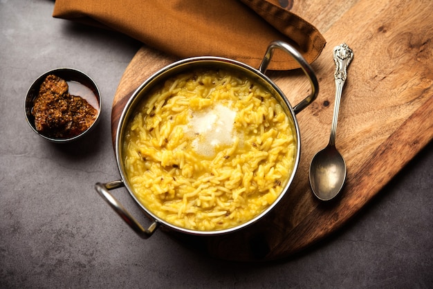 Dal Khichdi Fry With Ghee servido en un bol. Sabrosa comida india en una olla. enfoque selectivo