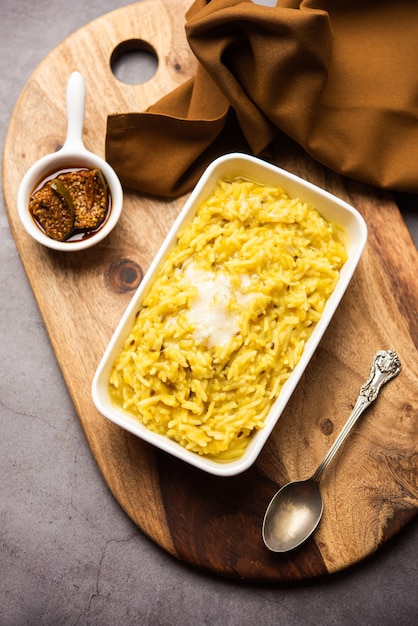 Dal Khichdi Fry With Ghee servido en un bol. Sabrosa comida india en una olla. enfoque selectivo