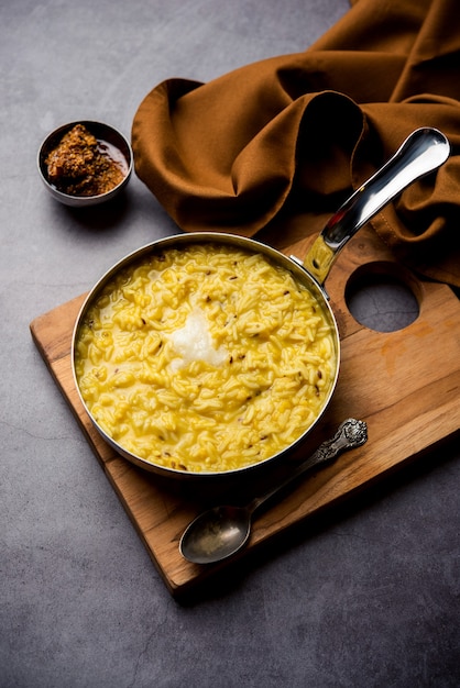 Dal Khichdi Fry With Ghee servido en un bol