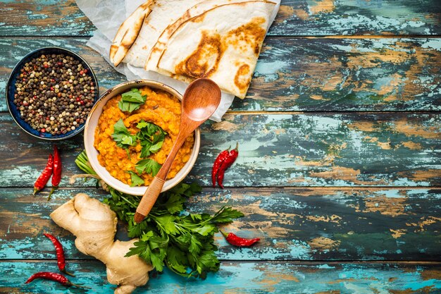 Dal de lentejas indias tradicionales, pan de mantequilla naan