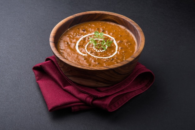 Dal Makhani o daal makhni, almuerzo o cena indio servido con arroz simple y mantequilla Roti o Chapati o Paratha y ensalada