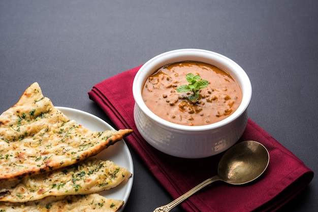 Dal makhani o daal makhni es un alimento popular de Punjab, India, elaborado con lentejas negras enteras, frijoles rojos, mantequilla y crema y servido con naan de ajo o pan indio o roti