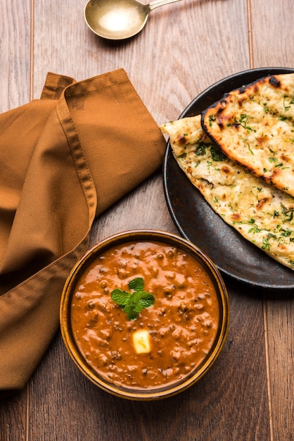 Dal makhani o daal makhni es un alimento popular de Punjab, India, elaborado con lentejas negras enteras, frijoles rojos, mantequilla y crema y servido con naan de ajo o pan indio o roti