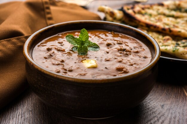 Dal makhani o daal makhni es un alimento popular de Punjab, India, elaborado con lentejas negras enteras, frijoles rojos, mantequilla y crema y servido con naan de ajo o pan indio o roti