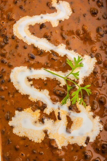 Dal makhani o dal makhni es una receta del norte de la India, servida en tazón, enfoque selectivo