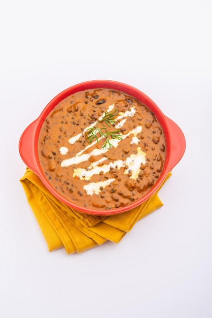 Dal makhani o dal makhni es una receta del norte de la India, servida en tazón, enfoque selectivo