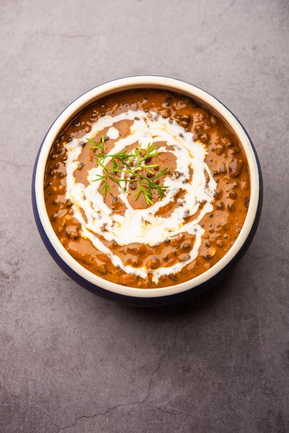 Dal makhani o dal makhni es una receta del norte de la India, servida en tazón, enfoque selectivo