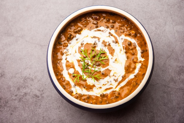 Dal makhani o dal makhni es una receta del norte de la India, servida en tazón, enfoque selectivo