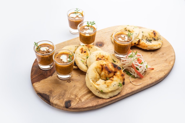 Dal Makhani o dal makhni Tragos con mantequilla y crema de frijoles Naan y servidos con naan de ajo o pan indio o roti