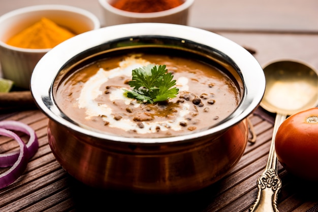 Dal makhani o makhni es un plato popular de la India. Elaborado con ingredientes como lentejas negras enteras, mantequilla y nata. Servido con Naan o roti y arroz.