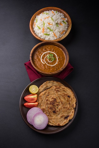 Dal Makhani oder Daal Makhni, indisches Mittag- oder Abendessen serviert mit einfachem Reis und Butter Roti oder Chapati oder Paratha und Salat