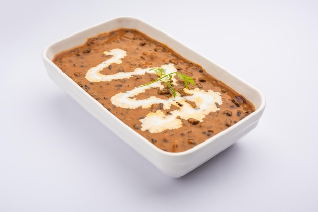 Dal makhani oder dal makhni ist ein nordindisches Rezept, das in einer Schüssel mit selektivem Fokus serviert wird