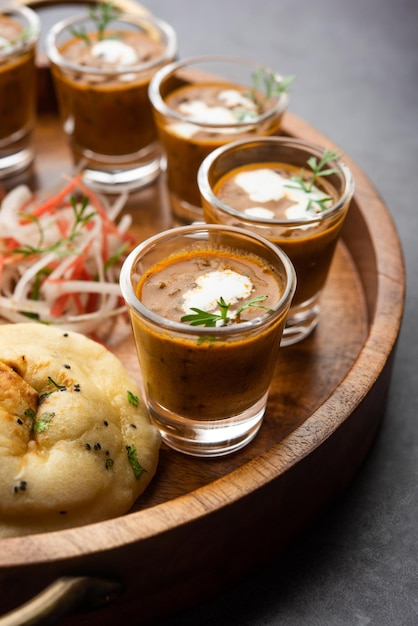 Dal Makhani oder Dal Makhni Shots mit Naan Kidneybohnen Butter und Sahne, serviert mit Knoblauch-Naan oder indischem Brot oder Roti