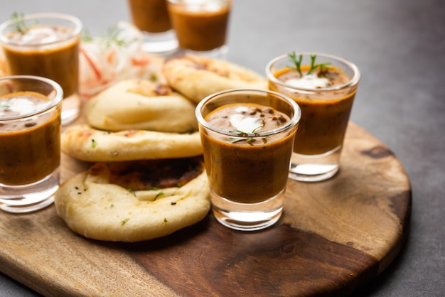 Dal Makhani oder Dal Makhni Shots mit Naan Kidneybohnen Butter und Sahne, serviert mit Knoblauch-Naan oder indischem Brot oder Roti