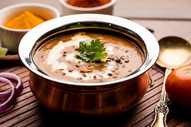 Dal Makhani oder Makhni ist ein beliebtes Gericht aus Indien. Hergestellt aus Zutaten wie ganzen schwarzen Linsen, Butter und Sahne. Serviert mit Naan oder Roti und Reis