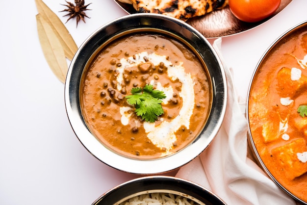 Dal Makhani oder Makhni ist ein beliebtes Gericht aus Indien. Hergestellt aus Zutaten wie ganzen schwarzen Linsen, Butter und Sahne. Serviert mit Naan oder Roti und Reis